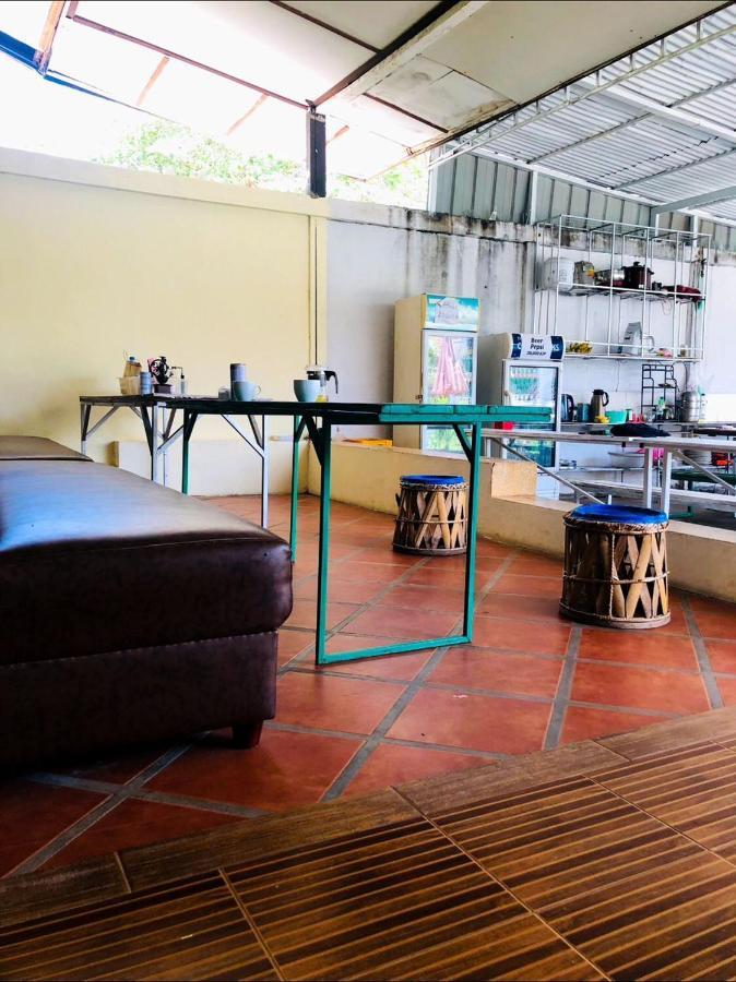 Vernice Backpacker Hostel Vientiane Luaran gambar